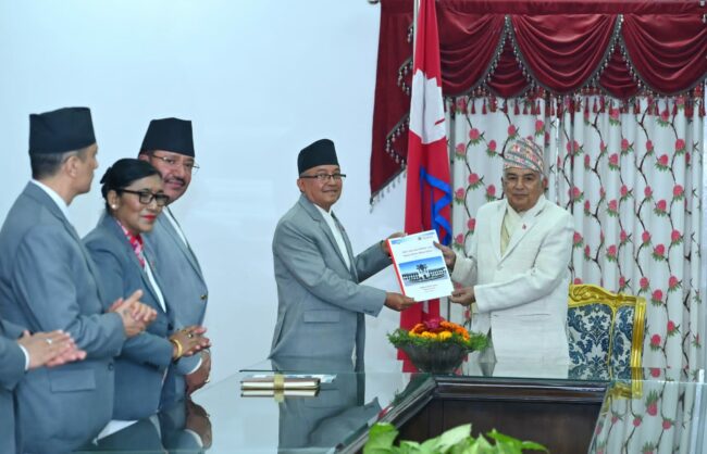 राष्ट्रपतिलाई आयाेगले बुझायाे राष्ट्रियसभा सदस्य निर्वाचनको प्रतिवेदन