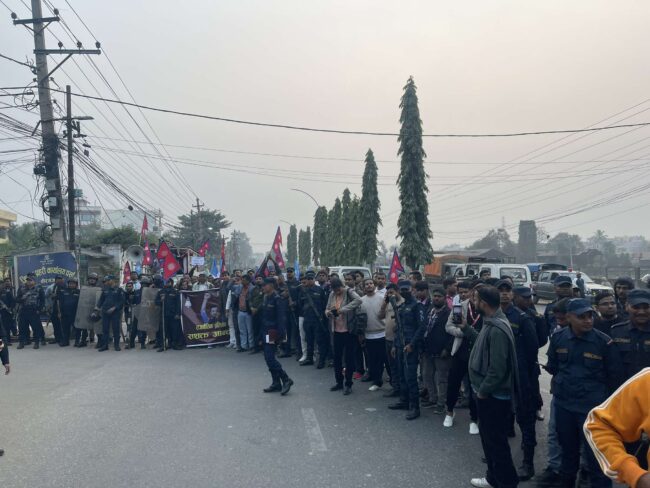 जिल्ला प्रहरी कार्यालय पर्सा अगाडी रास्वपा कार्यकर्ताको नाराबाजी
