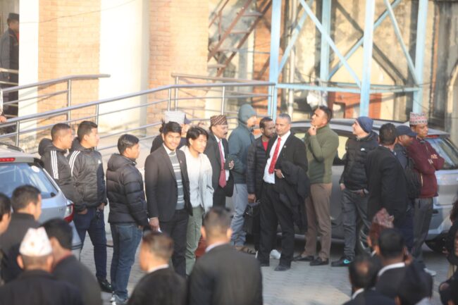 लामिछानेविरुद्ध मुद्दाको वकालत गर्ने कानुन व्यवसायी समर्थकबाट कुटिए