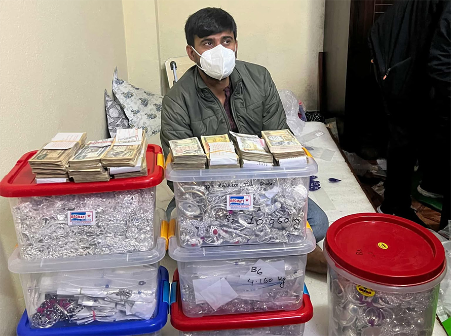 ललितपुरको धौगलबाट ५० किलोभन्दा बढि चाँदीसहित भारतीय नागरिक पक्राउ